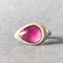 Cargar imagen en el visor de la galería, Large Pink Sapphire Tear Ring
