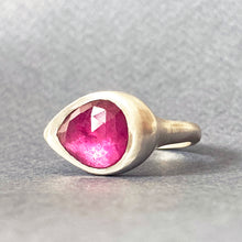 Cargar imagen en el visor de la galería, Large Pink Sapphire Tear Ring
