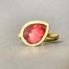 Load image into Gallery viewer, Pear fuschia sapphire
