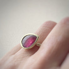 Load image into Gallery viewer, Pear fuschia sapphire
