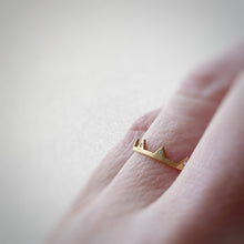 Cargar imagen en el visor de la galería, Small Triangle ring
