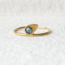 Cargar imagen en el visor de la galería, Leaf Ring with sapphire
