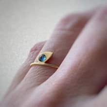 Cargar imagen en el visor de la galería, Leaf Ring with sapphire
