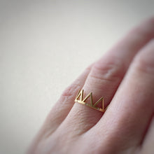 Cargar imagen en el visor de la galería, Single Triangle Ring in 18K
