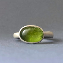 Cargar imagen en el visor de la galería, Silver and green tourmaline ring

