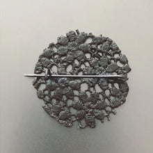 Load image into Gallery viewer, Broche dentelle noire - argent et rhodium noir
