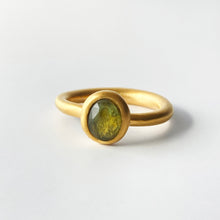 Load image into Gallery viewer, Bague tourmaline vert olive. Taille 49 / Size 5
